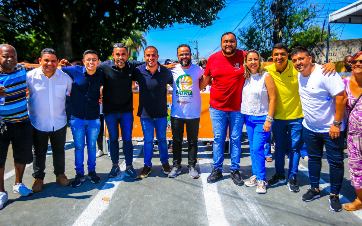 Secretário Matheus Carneiro e Denis Macedo (ambos ao centro), vereadores e lideranças políticas prestigiaram o desfile