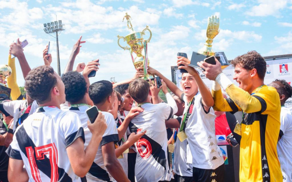 Festa dos jogadores do Vasco com a conquista da Copa da Amizade Sub-15 no Centro de Futebol Zico