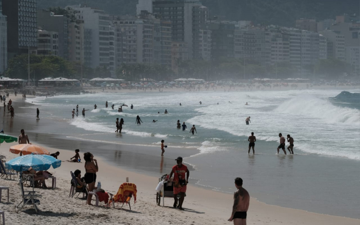 Banhistas aproveitaram a praia de Copacabana nesta segunda (4) antes da chegada da frente fria - Pedro Ivo/Agência O DIA