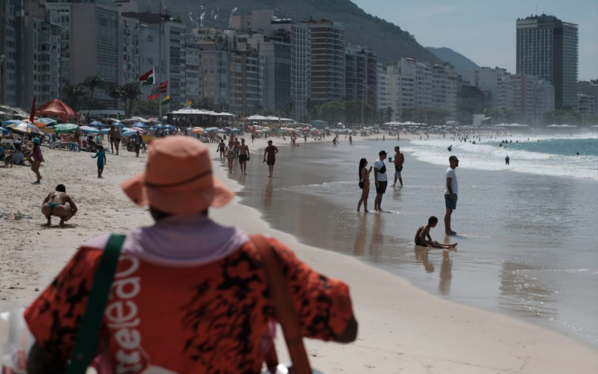 Banhistas aproveitaram a praia de Copacabana nesta segunda (4) antes da chegada da frente fria - Pedro Ivo/Agência O DIA