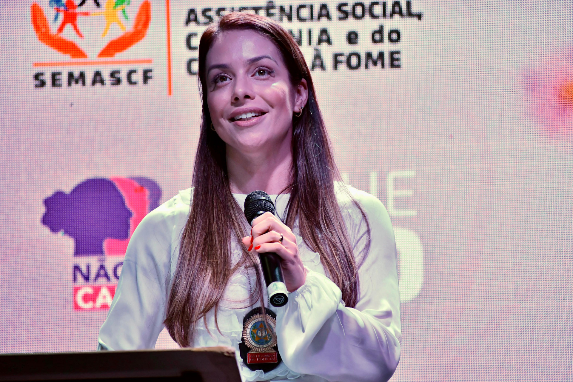 A titular da Delegacia Especializada de Atendimento &agrave; Mulher (Deam), delegada Ana Carla Nepomuceno, discursando no evento - Jeovani Campos/PMBR