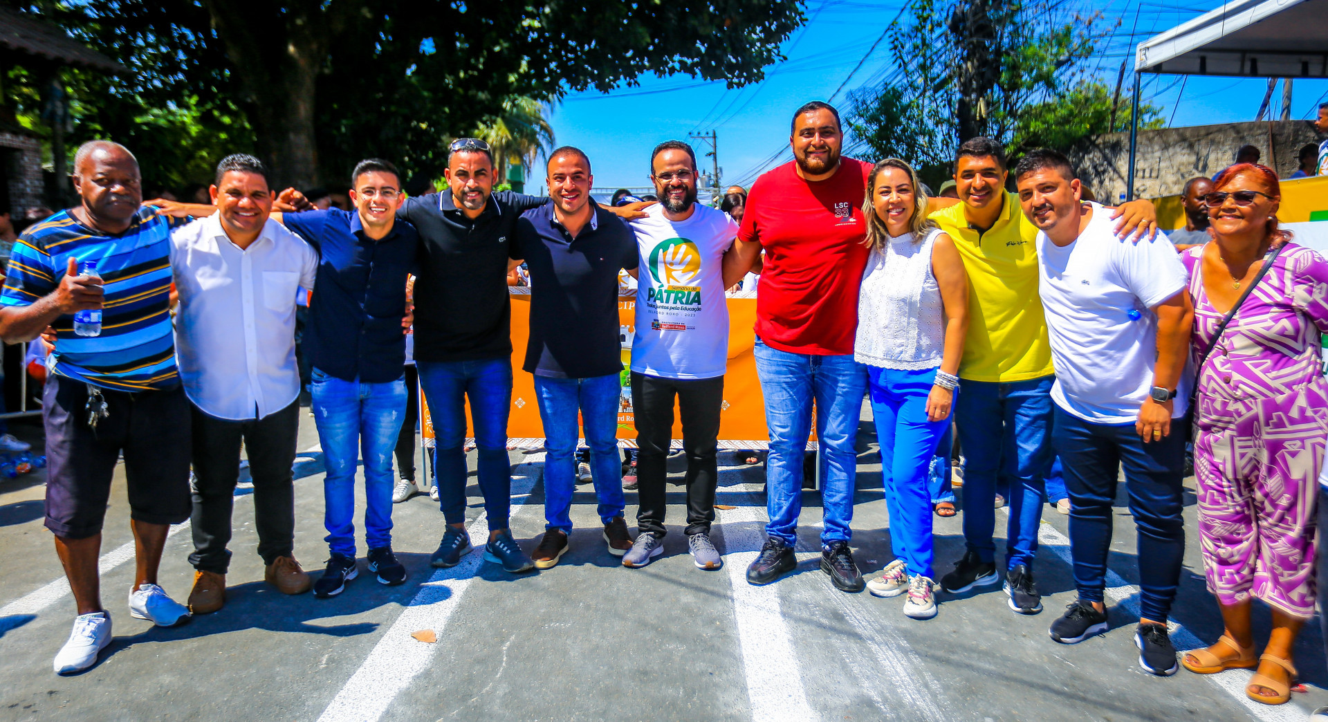 Secret&aacute;rio Matheus Carneiro e Denis Macedo (ambos ao centro), vereadores e lideran&ccedil;as pol&iacute;ticas prestigiaram o desfile - Rafael Barreto / PMBR