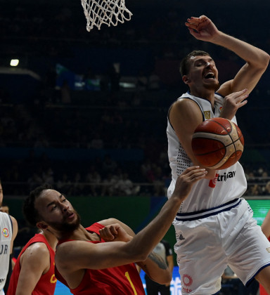 VÍDEO: Atleta perde rim após levar cotovelada durante jogo de basquete