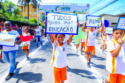 Show de bandas marciais marcam desfile cívico no Parque São José em Belford Roxo