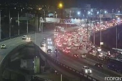 Motociclista morre ao bater em traseira de reboque na Ponte Rio-Niterói