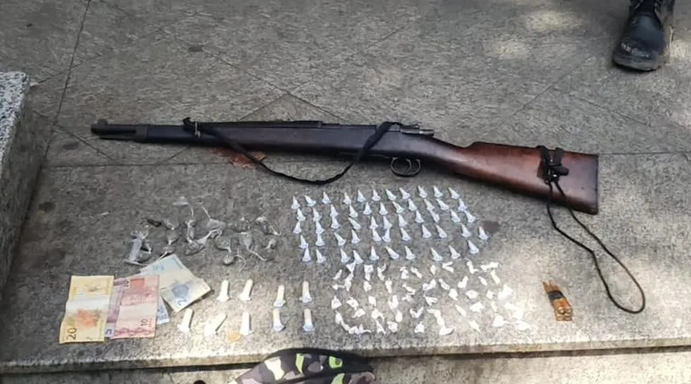 Polícia Militar apreende fuzil após troca de tiros