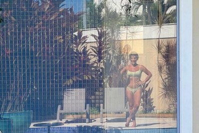  Gloria Pires exibe as curvas em clique de biquíni