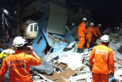 Prédio de três andares desaba em Salvador