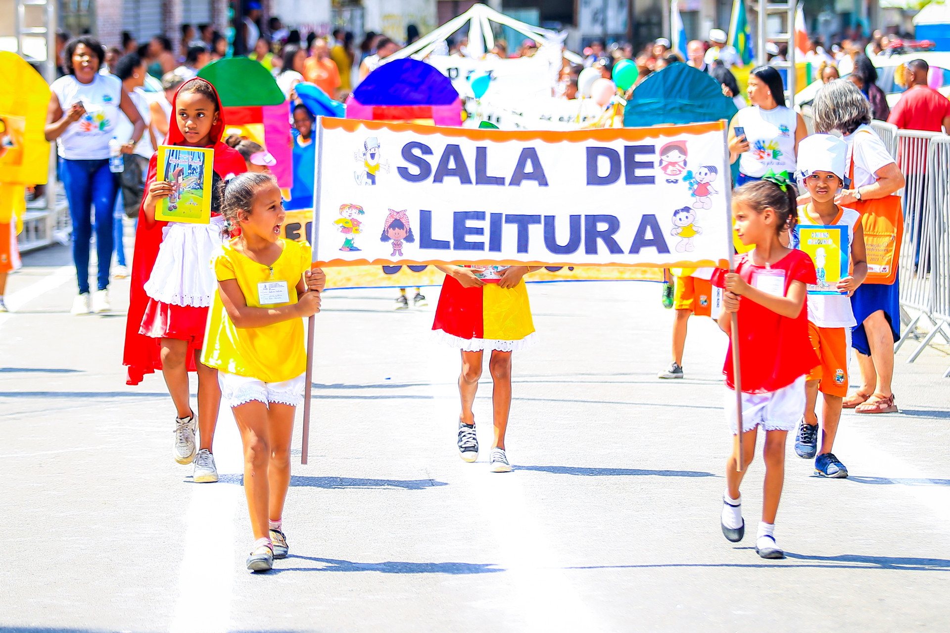 Durante o desfile, alunos mostraram a import&acirc;ncia da sala de leitura nas escolas municipais - Rafael Barreto / PMBR