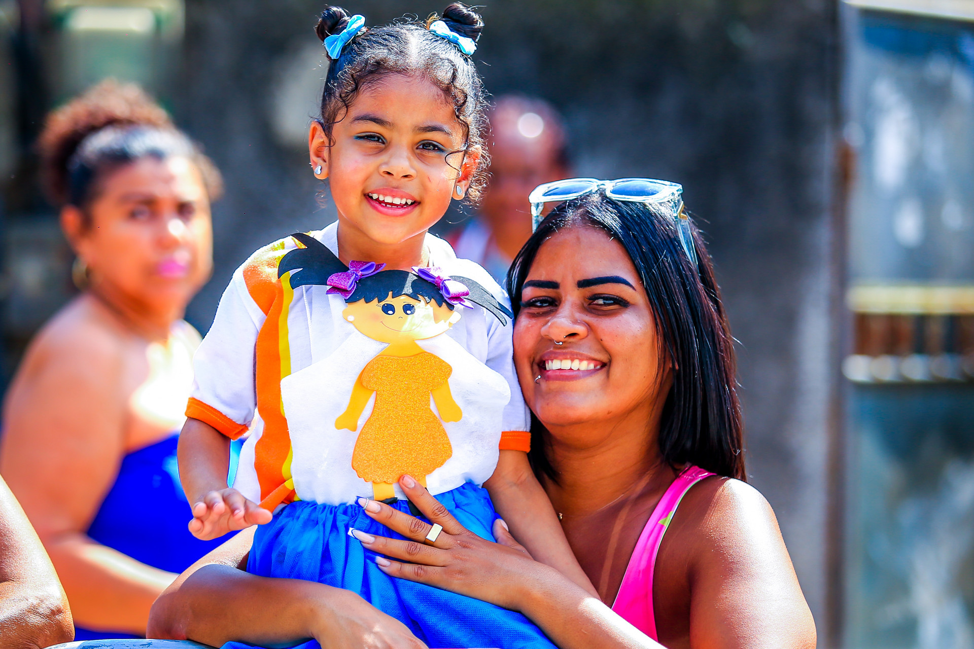 Acompanhada pela m&atilde;e J&eacute;ssica Caroline, a pequena Valentina Vit&oacute;ria desfilou pela creche municipal &Aacute;lvaro Cardoso - Rafael Barreto / PMBR