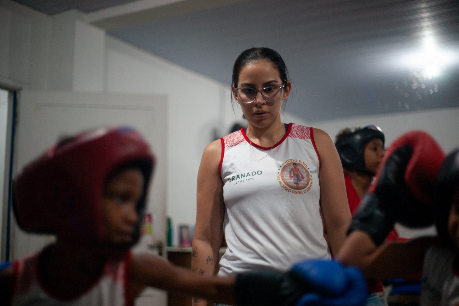 Bruna Mendes &eacute; fundadora e professora de boxe da ONG Do Morro Para o Ringue - Bruno Kaiuca/Ag&ecirc;ncia o Dia