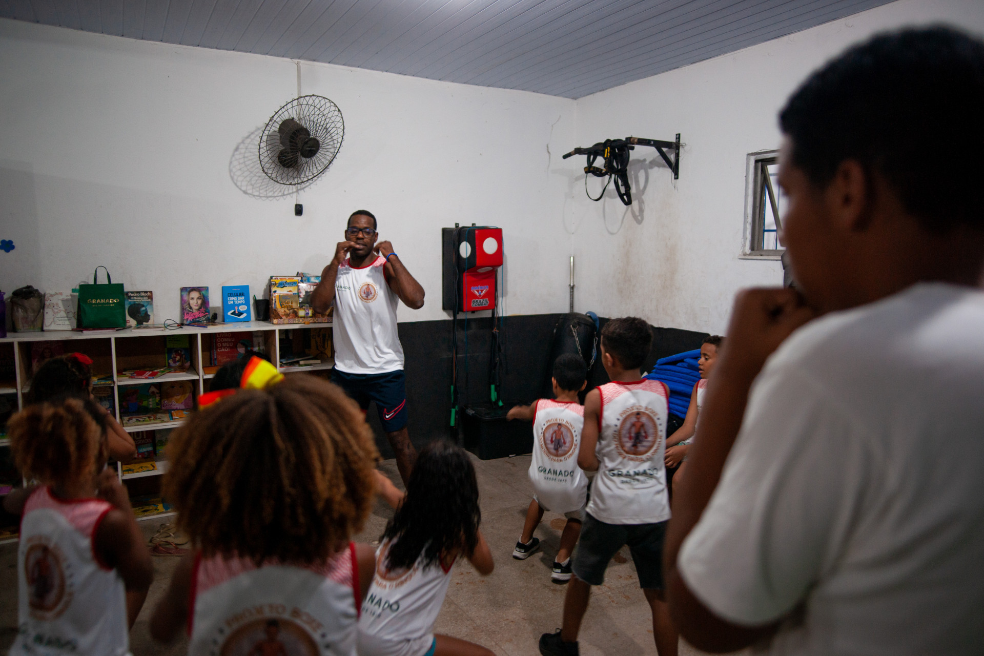 Gl&aacute;ucio, conhecido como Duck, &eacute; professor de boxe da ONG Do Morro Para o Ringue  - Bruno Kaiuca/Ag&ecirc;ncia o Dia