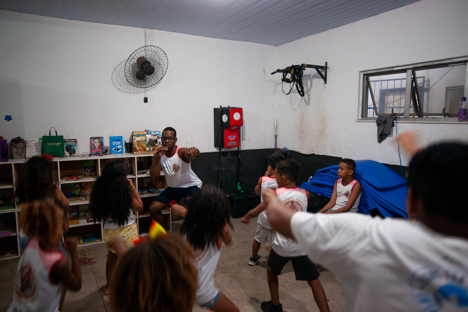Gl&aacute;ucio, conhecido como Duck, &eacute; professor de boxe da ONG Do Morro Para o Ringue  - Bruno Kaiuca/Ag&ecirc;ncia o Dia