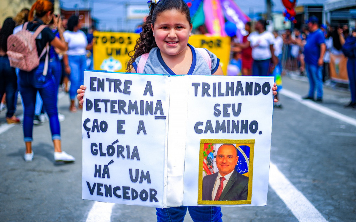 A determinação de se investir na educação foi lembrada pela aluna durante o desfile