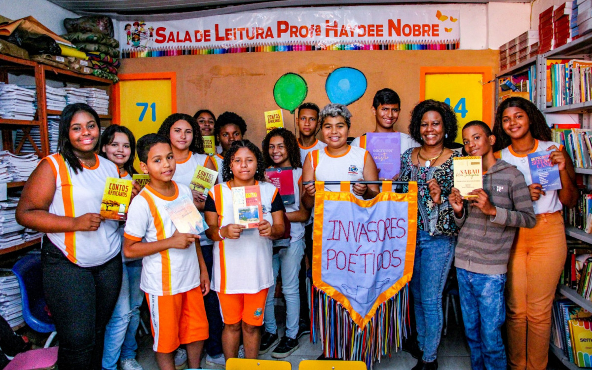 Professora Márcia Joviano e o aluno Victor Hugo (à direita) com os colegas do grupo Invasores Poéticos