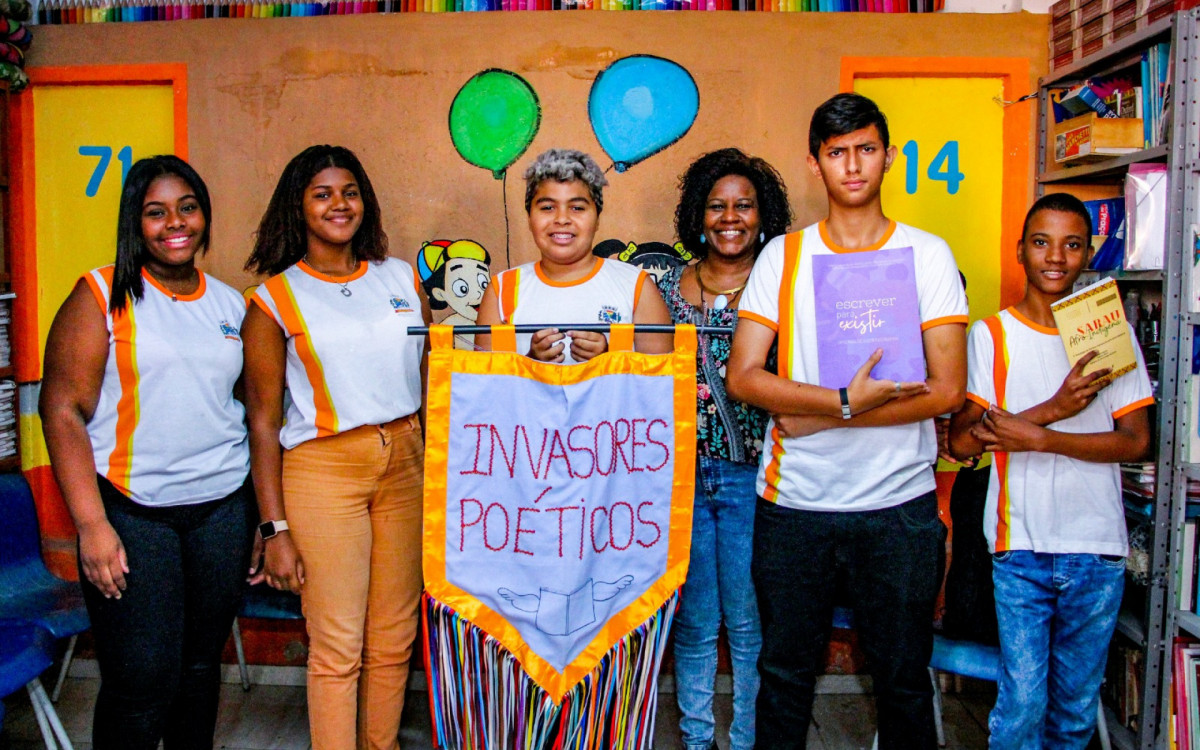 O grupo Invasores Poéticos desenvolve o hábito da leitura e de produção literária