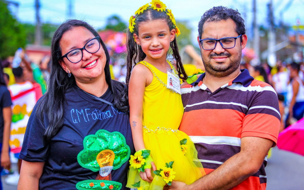 á na concentração, Fernanda Pereira Ferraz e Kleydilson Ferraz de Arruda ficaram felizes com o desfile da filha Ana Clara