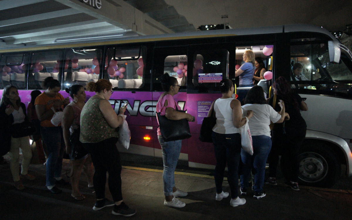 Ônibus feminino na central do Brasil SC - Bruno Kaiuca