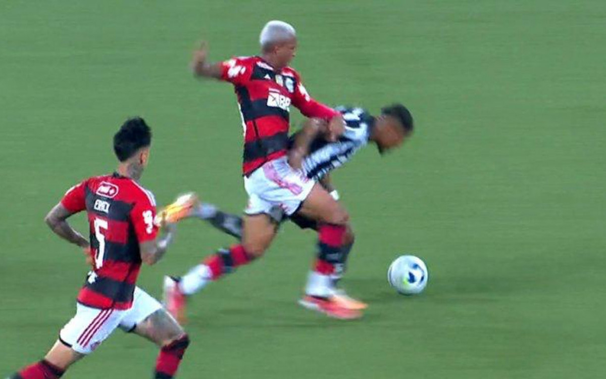 Botafogo reclama de falta em Tchê Tchê antes de gol do Flamengo