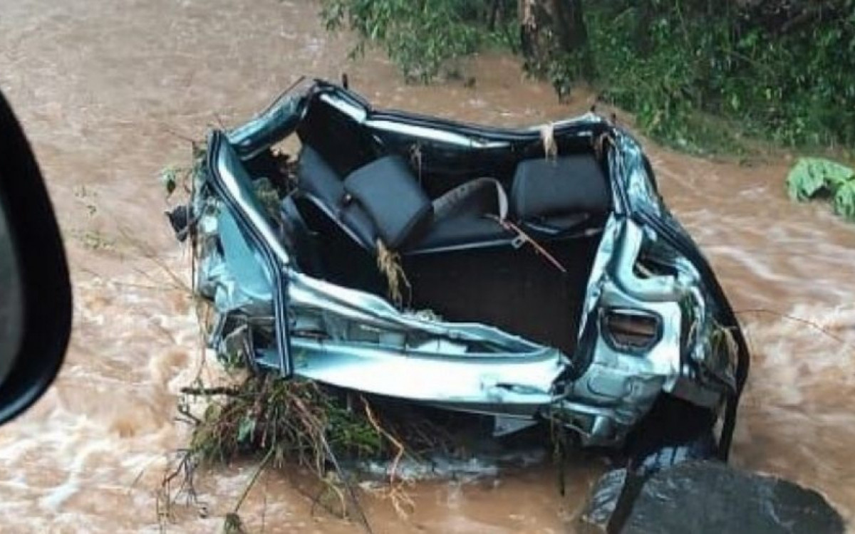 Casal morreu quando o carro foi arrastado pela correnteza ao atravessar ponte