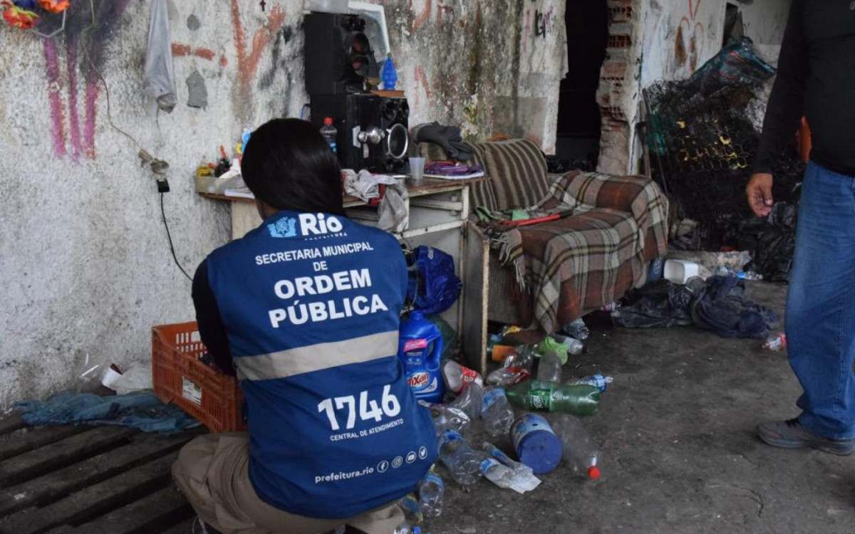 Agentes da Guarda Municipal, da Polícia Civil e da Subprefeitura do Centro participam da operação