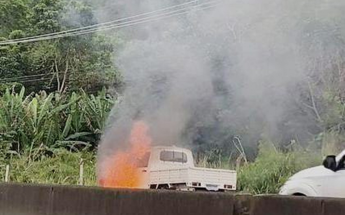 Caminhoete em chamas na Rodovia Ernani do Amaral Peixoto em Maricá - Foto: Fabiano Medina