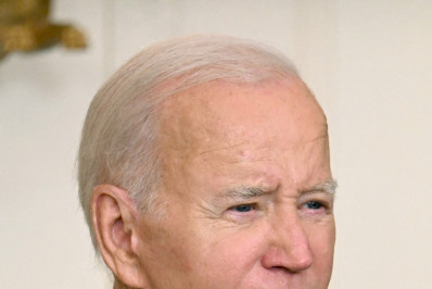 Após mulher contrair covid, Biden usa máscara por precaução