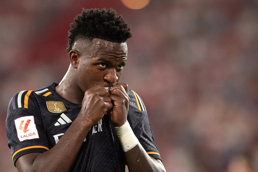 Vini Jr e Debinha concorrem a prêmio de melhor do mundo no Bola de Ouro