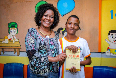 Professora e alunos de Belford Roxo autografam livro 'Sarau Afro-indígena' na Bienal do Livro