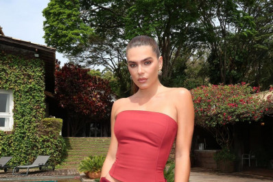 Mariana Goldfarb impressiona a web com look em vermelho: 'Até o cachorro admira'