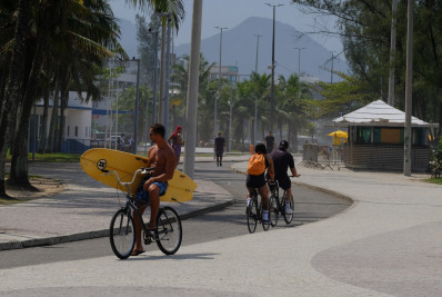 Chegada de frente fria muda cara da cidade com chuva, nebulosidade e ventos fortes