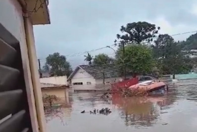 Ciclone no RS: prefeitura pede que população busque abrigo em telhados após cheia de rio