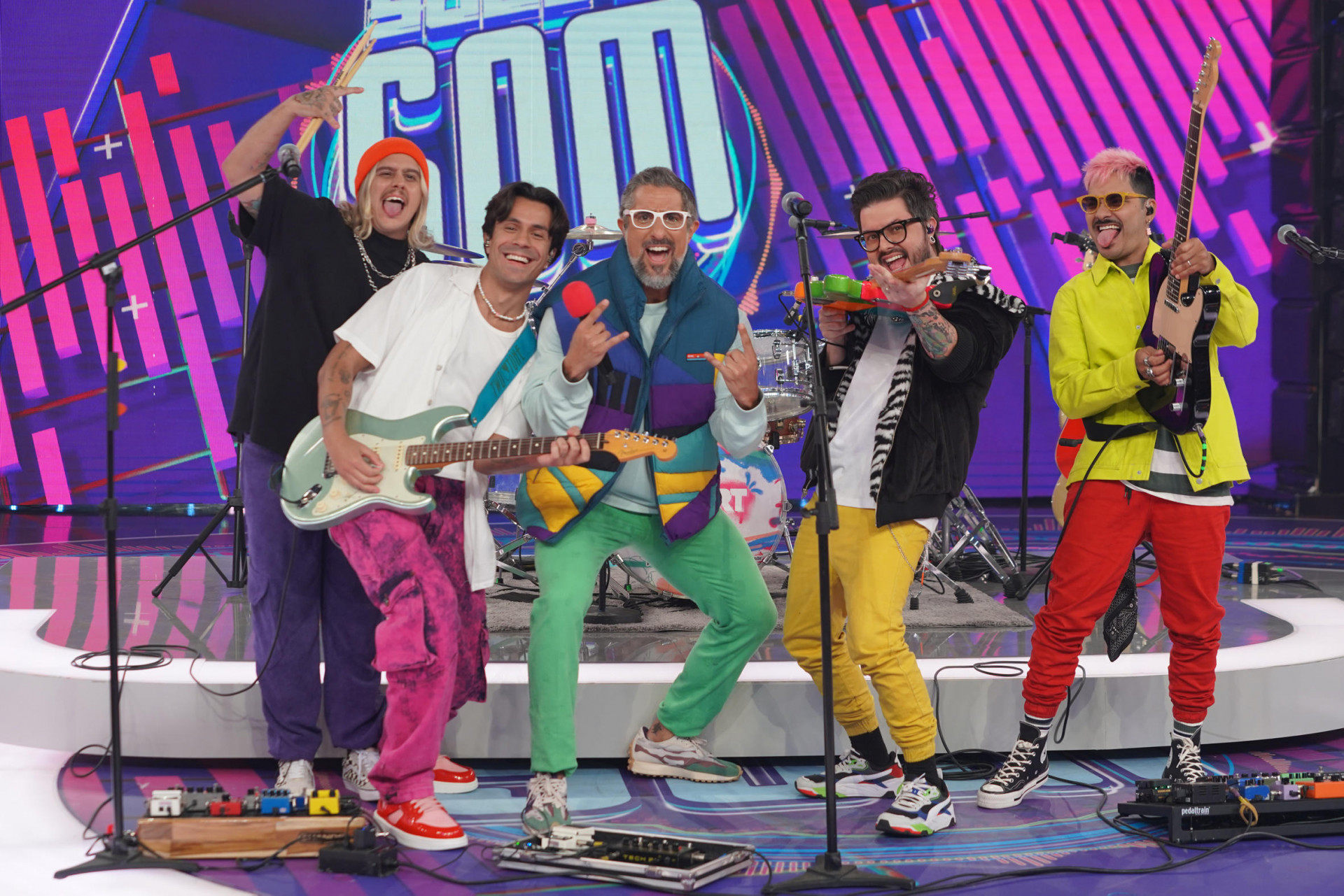 Marcos Mion recebe a banda Restart no 'Caldeirão' - Trouva / TV Globo