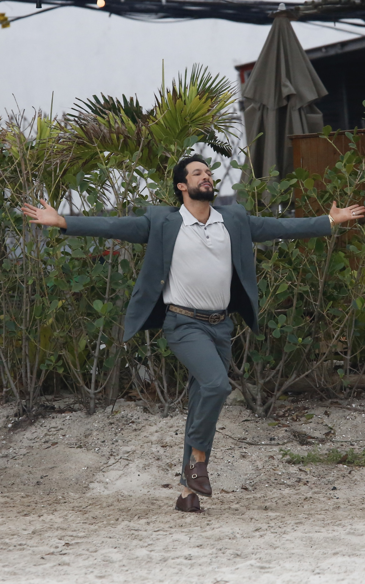  Rainer Cadete grava cenas de novela na praia da Barra Da Tijuca, na Zona Oeste do Rio