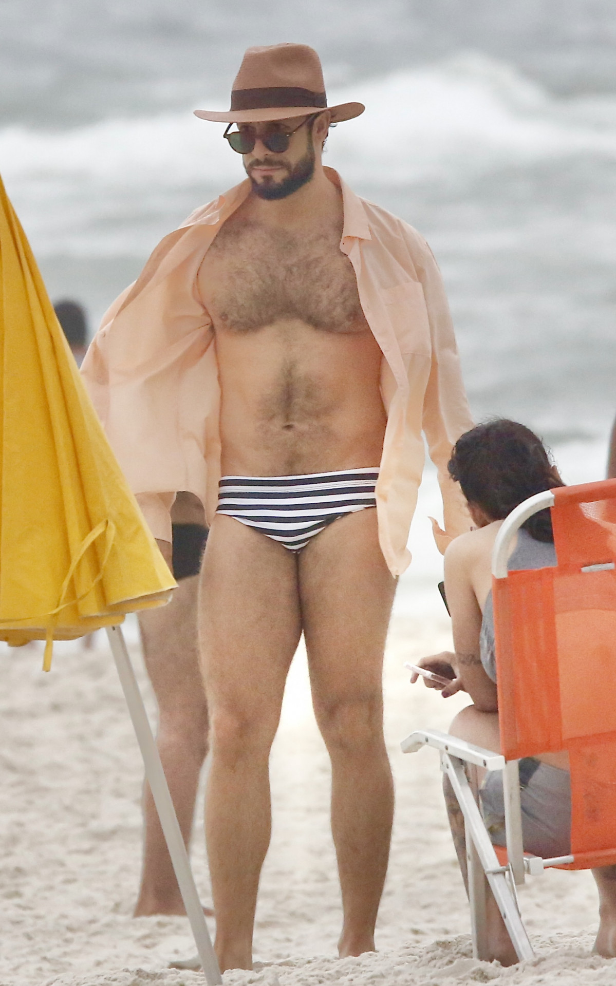  Rainer Cadete grava cenas de novela na praia da Barra Da Tijuca, na Zona Oeste do Rio