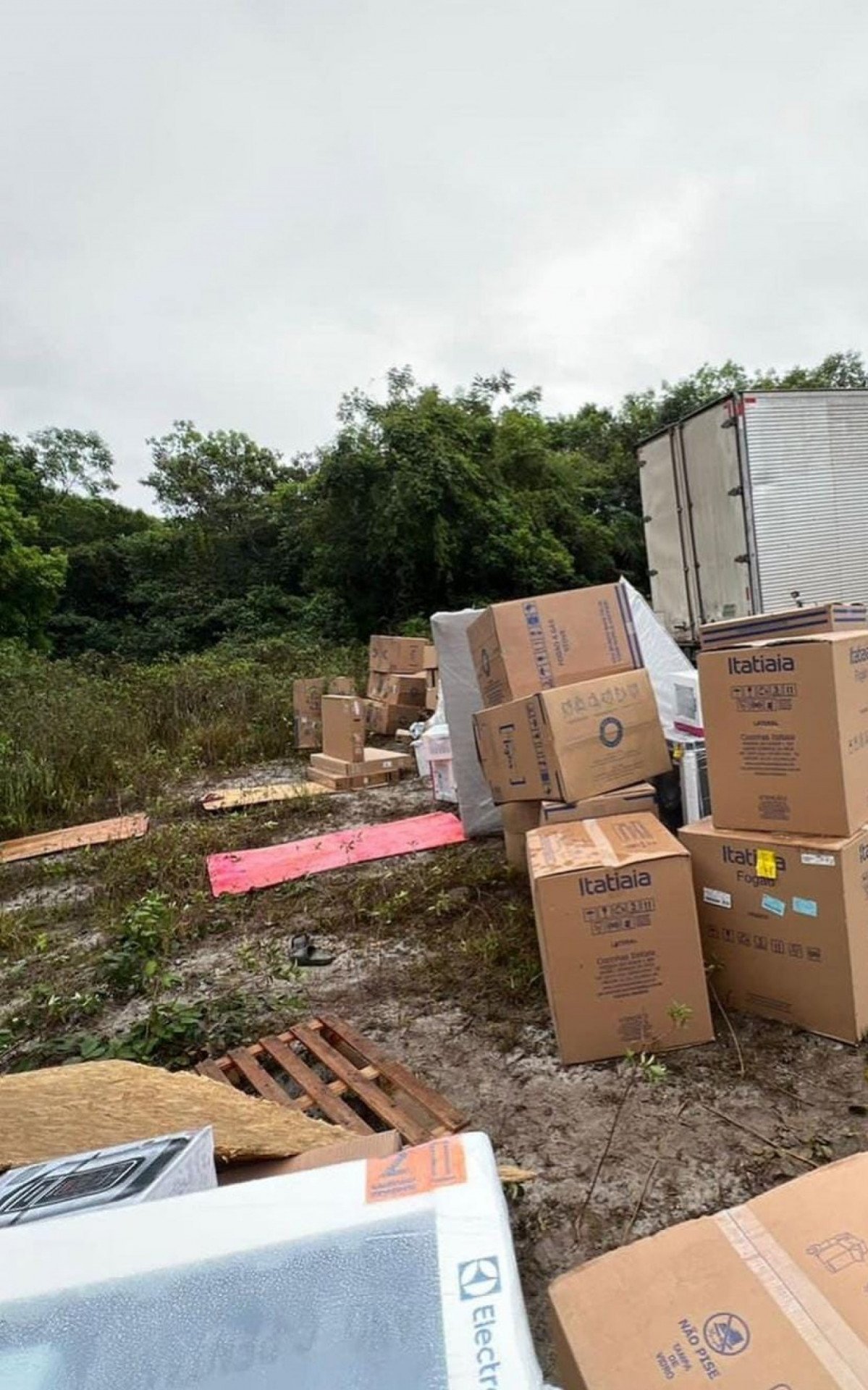 Carga contendo televisores e outros eletrodomésticos é transferida de um caminhão para outro em Guapimirim - Foto: 34º BPM - Redes Sociais