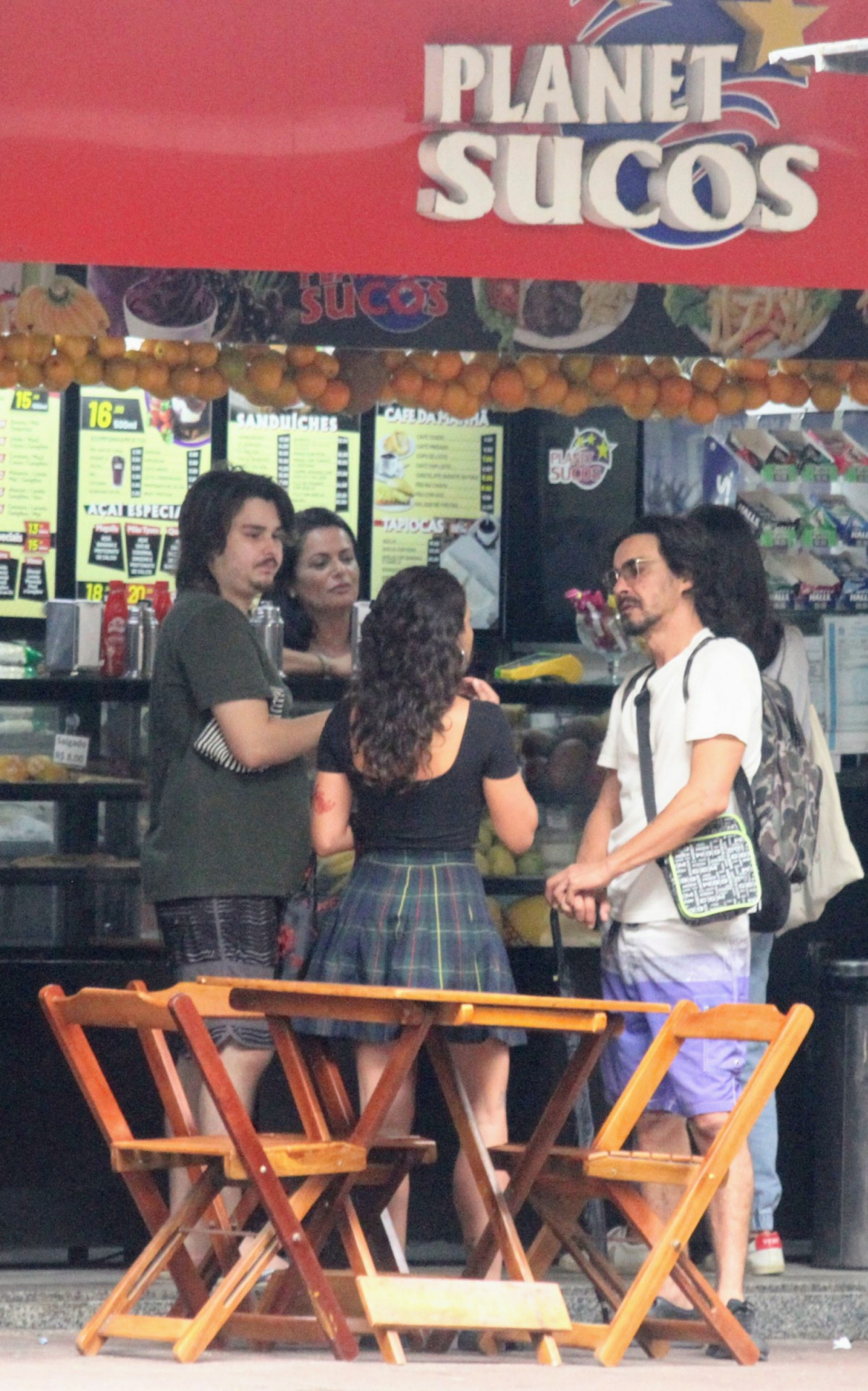 Ator André Gonçalves passeia com os filhos, Valentina, Manuela e Pedro Arthur, pela orla de Ipanema