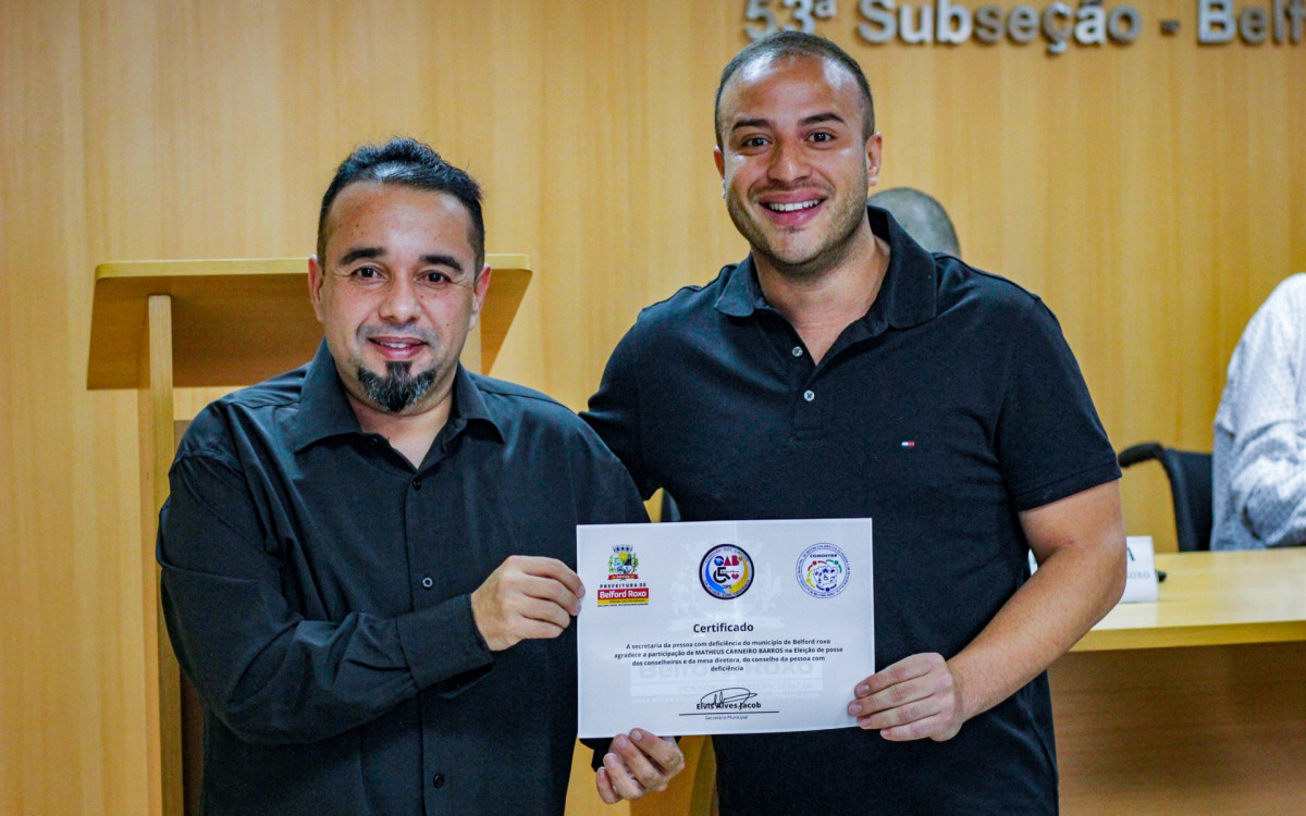 O secretário da Pessoa com Deficiência, Elvis da Internet entregou diploma de participação ao secretário Matheus Carneiro