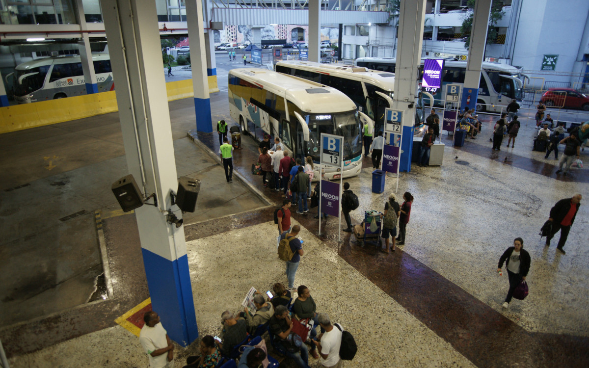 Movimenta&ccedil;&atilde;o na Rodovi&aacute;ria Novo Rio, na sa&iacute;da do Rio de Janeiro