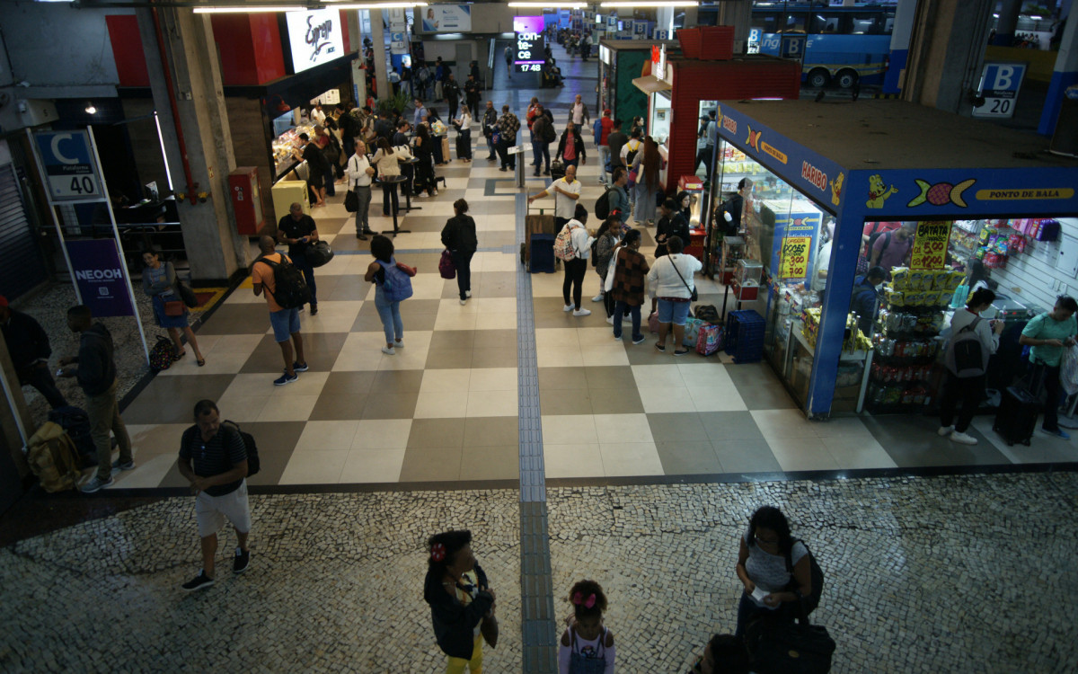 Movimenta&ccedil;&atilde;o na Rodovi&aacute;ria Novo Rio, na sa&iacute;da do Rio de Janeiro