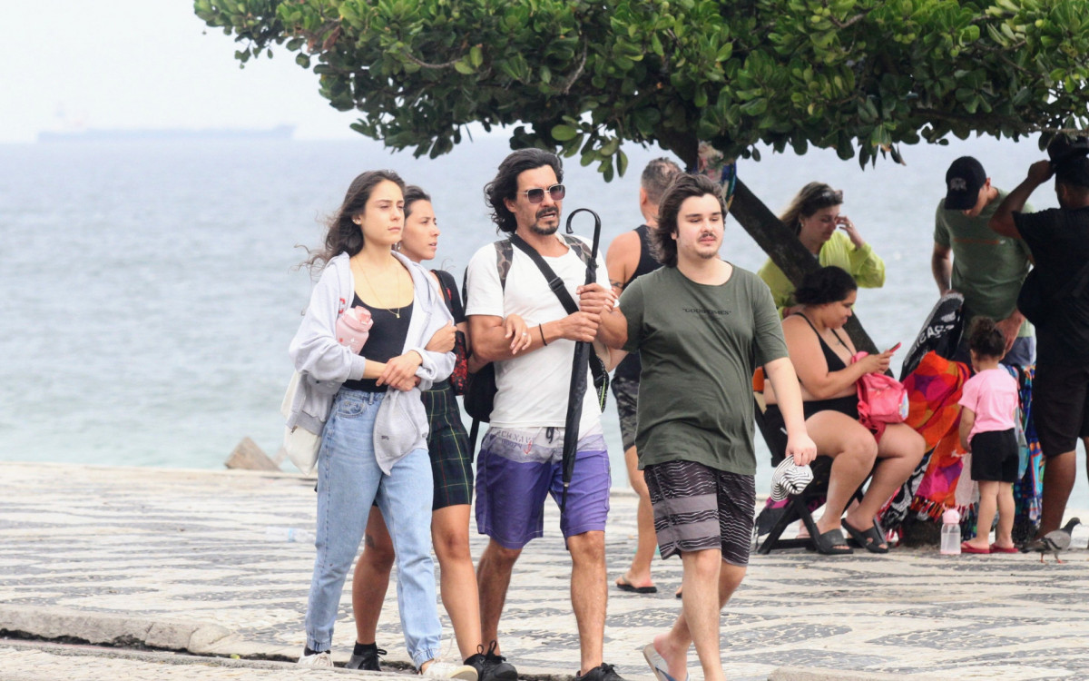 André Gonçalves foi visto na companhia dos filhos, Valentina, Manuela e Pedro Arthur, nesta quarta-feira, em Ipanema