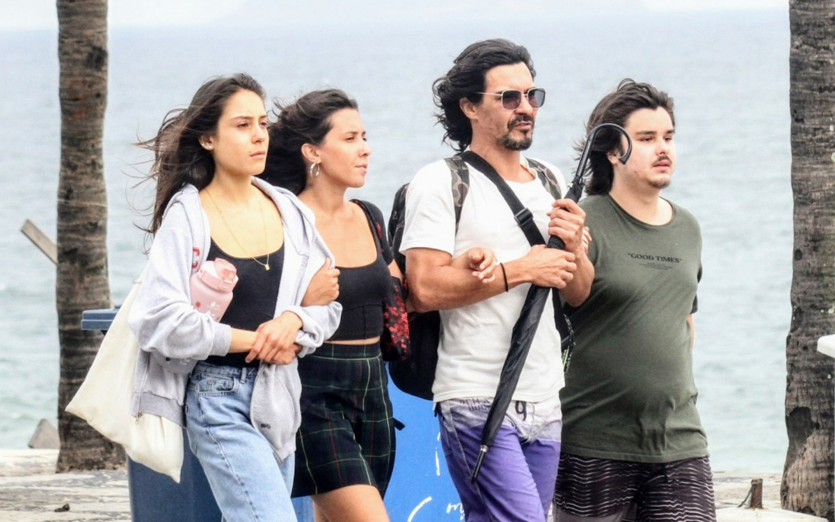 Ator André Gonçalves passeia com os filhos, Valentina, Manuela e Pedro Arthur - Dan Delmiro / Ag. News