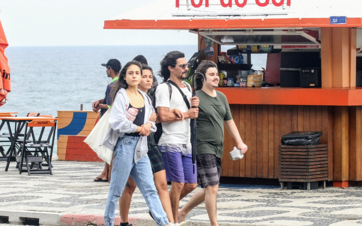 André Gonçalves foi visto na companhia dos filhos, Valentina, Manuela e Pedro Arthur, nesta quarta-feira, em Ipanema