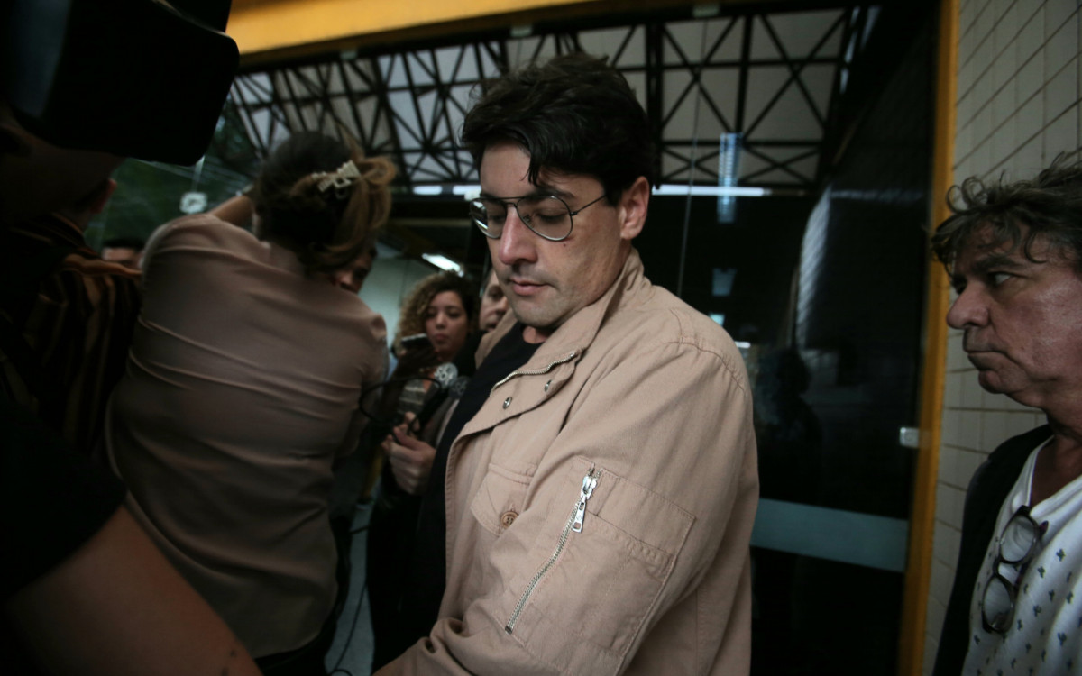 Bruno de Luca saindo da 16° DP na Barra da Tijuca, após prestar depoimento. Nesta quarta-feira (06) - Cléber Mendes/Agência O Dia