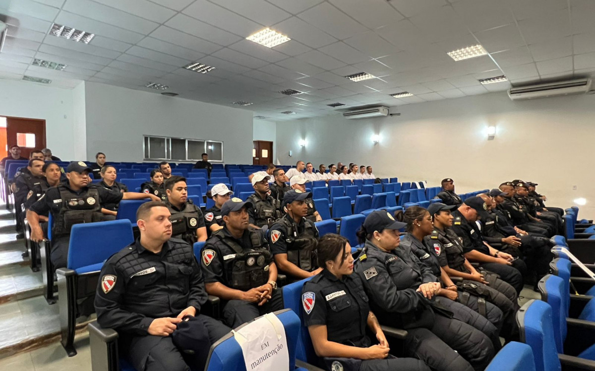 Agentes da Guarda Municipal no audit&oacute;rio do IFF no bairro de Ubatiba