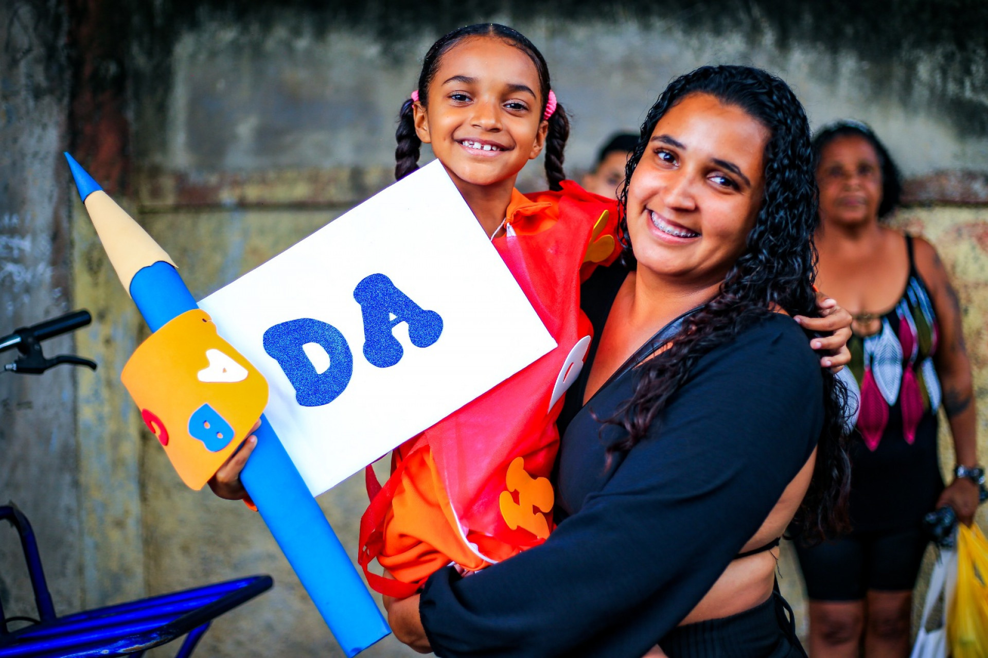 A dona de casa Ellen Lorena se emocionou com o desfile da filha Evellyn Lorena, que estuda na Escola Municipal Arbogasto Medeiros - Rafael Barreto/PMBR
