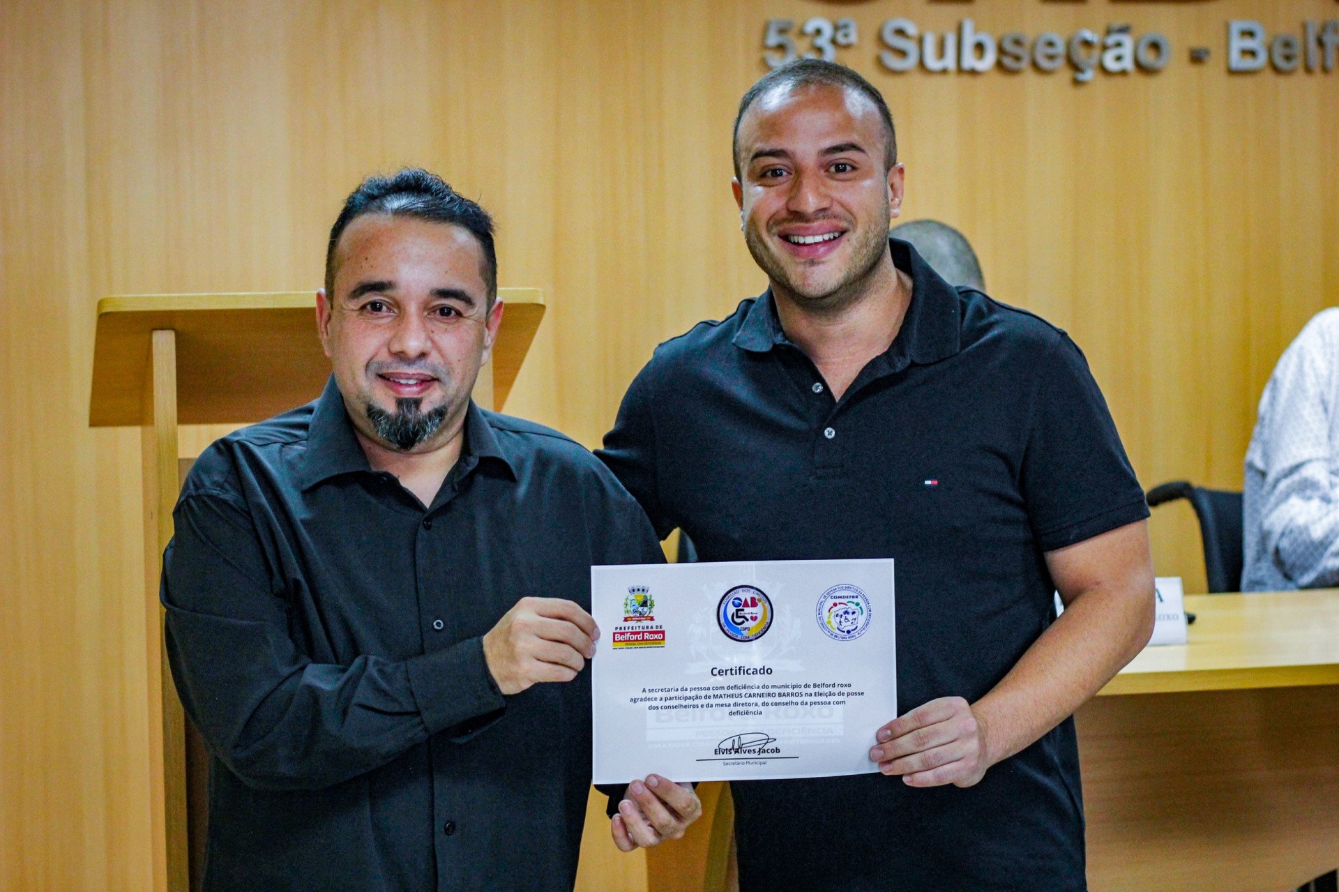 O secretário da Pessoa com Deficiência, Elvis da Internet entregou diploma de participação ao secretário Matheus Carneiro - Kristian Amarante/PMBR