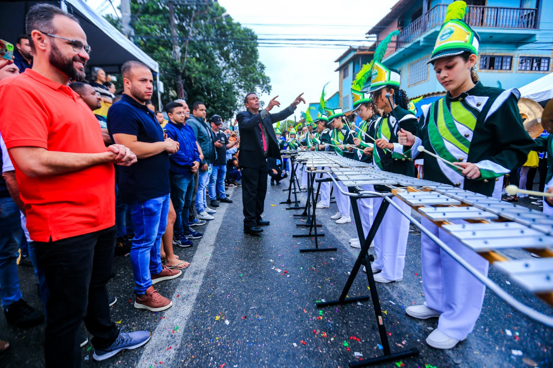 Os secret&aacute;rios Denis Macedo e Matheus Carneiro observam o maestro Saturnino comandar a evolu&ccedil;&atilde;o da banda do Centro Educacional L&iacute;bano Brasileiro - Rafael Barreto/PMBR