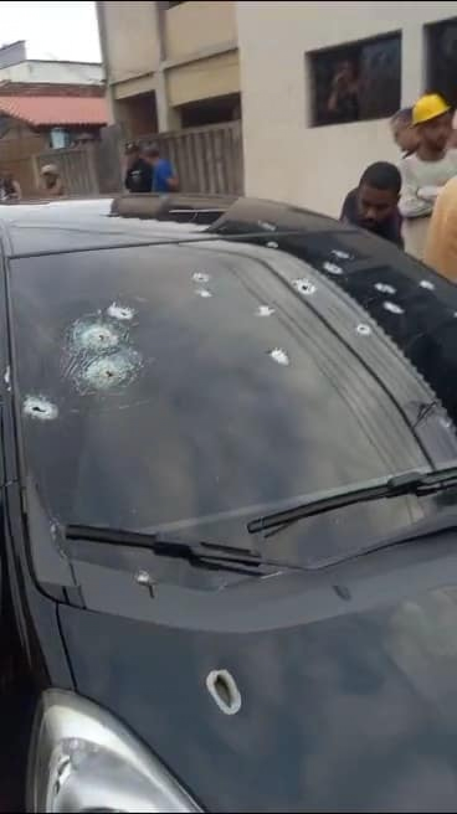 Dois homens foram executados a tiros durante guerra entre milicianos em Santa Cruz, na Zona Oeste do Rio - Reprodução/Redes sociais