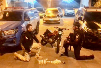 Operação conjunta PRF e PMERJ intercepta moto com drogas em fuga na BR 040